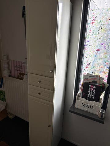 Witte kast met lades en deuren