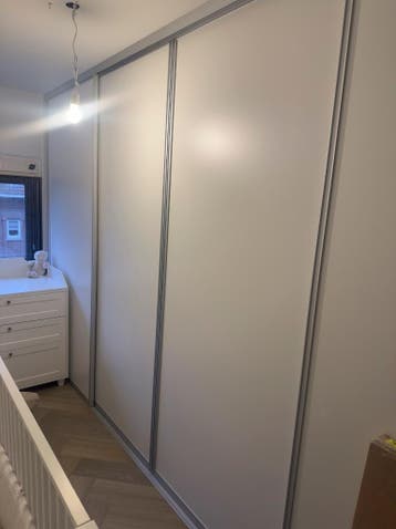 Grote witte inbouw / wandkast met schuifdeuren
