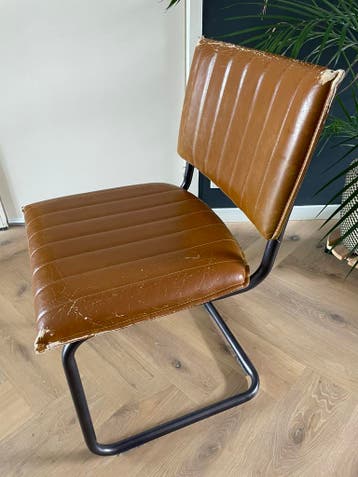 GRATIS 3 eetstoelen 1x bruin, 2x zwart