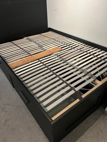 Ikea Zwart bed 140x200 met 4 lades
