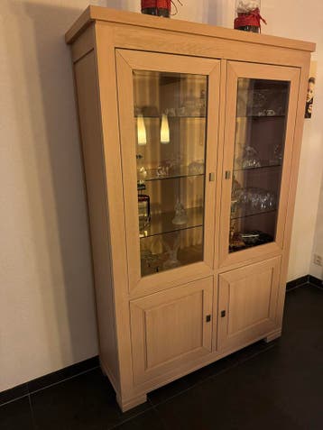 Eiken vitrinekast met glazen deuren en planken