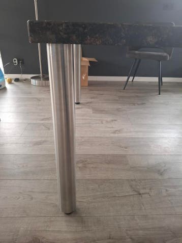 Natuursteen tafels met roestvrijstaal onderstel.