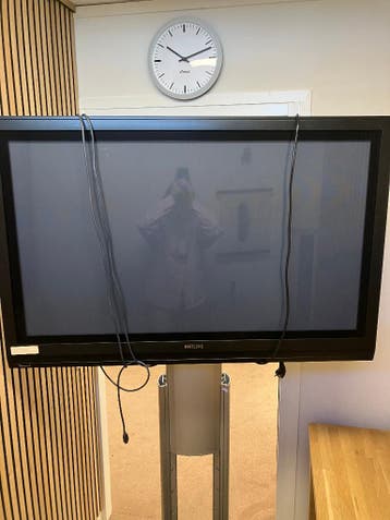 TE KOOP GROOT TV SCHERM DEFECT OP VERSTELBARE VOET !!