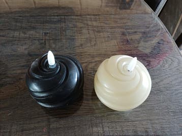 Gratis 2 Ledkaarsjes zonder knoopcelbatterijtjes.