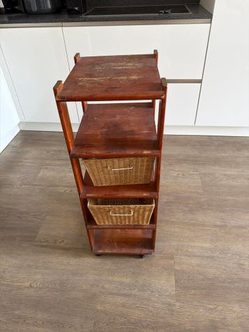 Houten kastje met 2 rieten mandjes op wieltjes