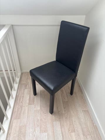 Zwarte stoel 2x met hoge rugleuning Gratis!!