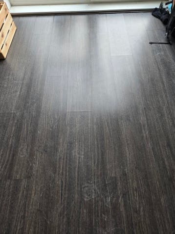 Donkergrijs/bruin laminaat, +/- 12 m2