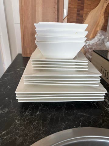 Diverse serviesonderdelen: borden, kommen en meer