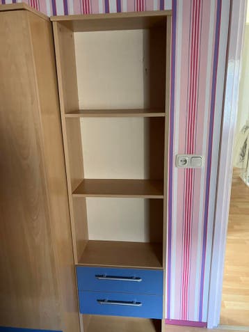 Kledingkast en boekenkast