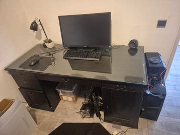 Zwart bureau 1.55m met glazen blad