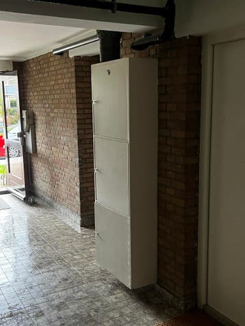 Witte kast met drie deuren