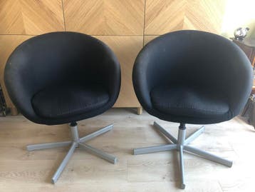 Twee zwarte stoelen Ikea Skruvsta