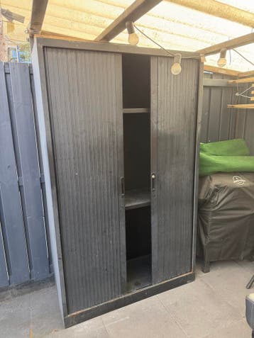 GRATIS! Zwarte archiefkast met roldeuren