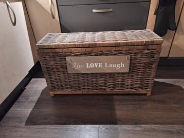 Rotan kist met deksel en tekst 'Live LOVE Laugh'