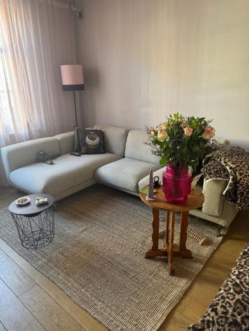 Hoekbank met gebruikerssporen