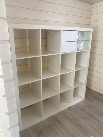 Gratis Kast met vakken, lades en glazen deurtje