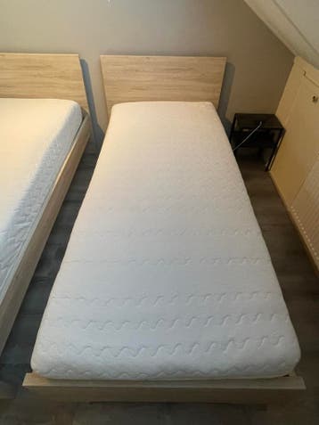 2 identieke eenpersoonsbedden met lattenbodem en matras