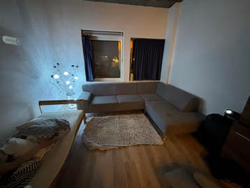 Gratis Grijze Hoekbank met Comfortabele Kussens