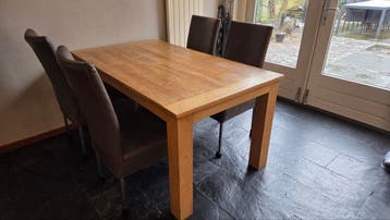 Robuuste eiken eettafel met 4 lederen stoelen