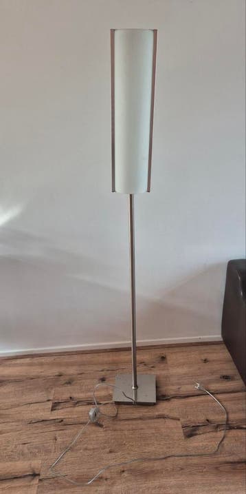 Staanlamp - metalen voet en glazen kap