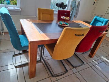 Eettafel met stoelen