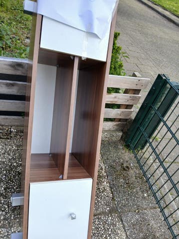 Gratis op te halen: Bruin/wit kastje met lades en planken