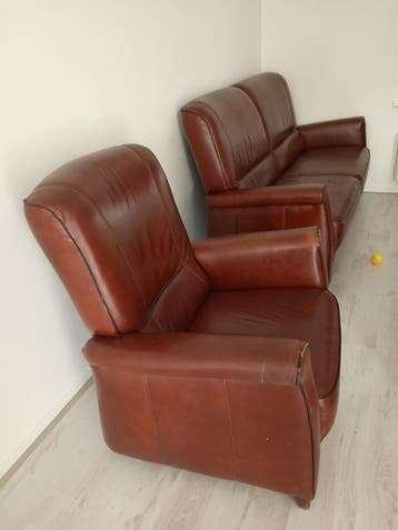 Bruine leren bank en fauteuil gratis op te halen.