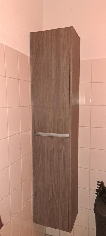 Hoge badkamerkast met glazen planken