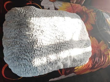 Grijze huisdier kussen met zacht donzige textuur