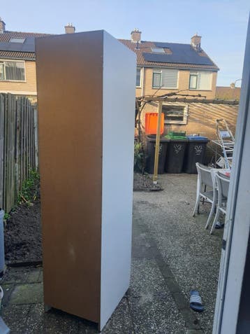 Witte kledingkast met hangruimte en planken