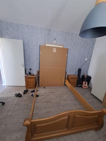 Zwaar eiken bed 140x180 met lattenbodem en nachtkastje