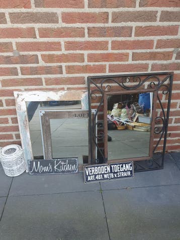 Twee spiegels met verschillende lijsten