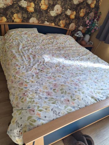 Tweepersoonsbed met blauw hoofd- en voetbord