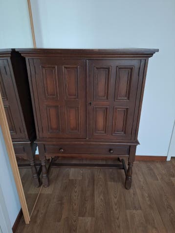 Eiken kastje met lade