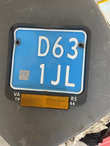 Blauw kenteken scooter D63 1JL met serienummer