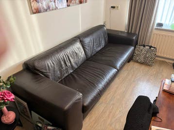 Comfortabele bank in redelijke staat