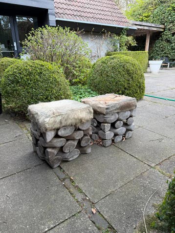 Twee houten krukjes met  zitting