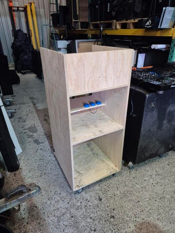 Houten balie op wielen / Spreekgestoelte / Toonbank