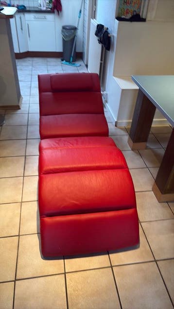 Rode chaises longues.