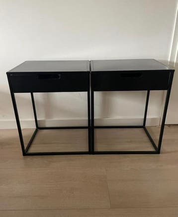 2 zwarte nachtkastjes