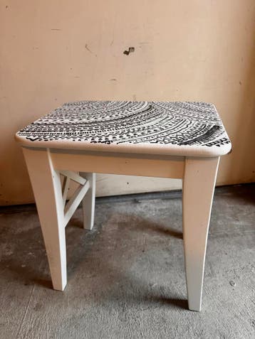 Wit krukje met zwart-wit patroon