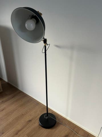 GRATIS: Zwarte vloerlamp met metalen kap