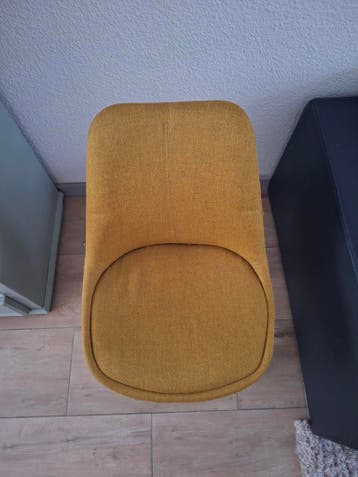 Gratis: Eethoek met eettafel, stoelen en rode bank