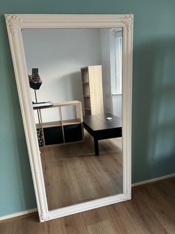 GRATIS: Grote spiegel met witte sierlijke lijst