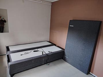 Boxspring gratis af te halen (lichte schade)