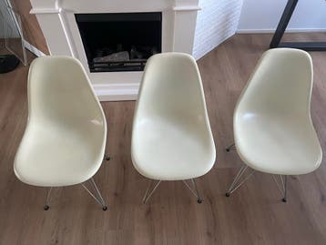 GRATIS: 3 witte eettafel stoelen