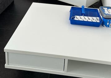 Stevig tafel vierkant met 2 laden en 2 opbergruimten