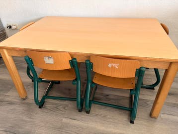 Gratis af te halen stevige tafel en 4 stoelen voor kinderen
