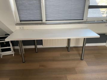 Wit bureau met metalen poten