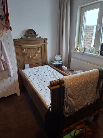 Antiek houten eenpersoonsbed